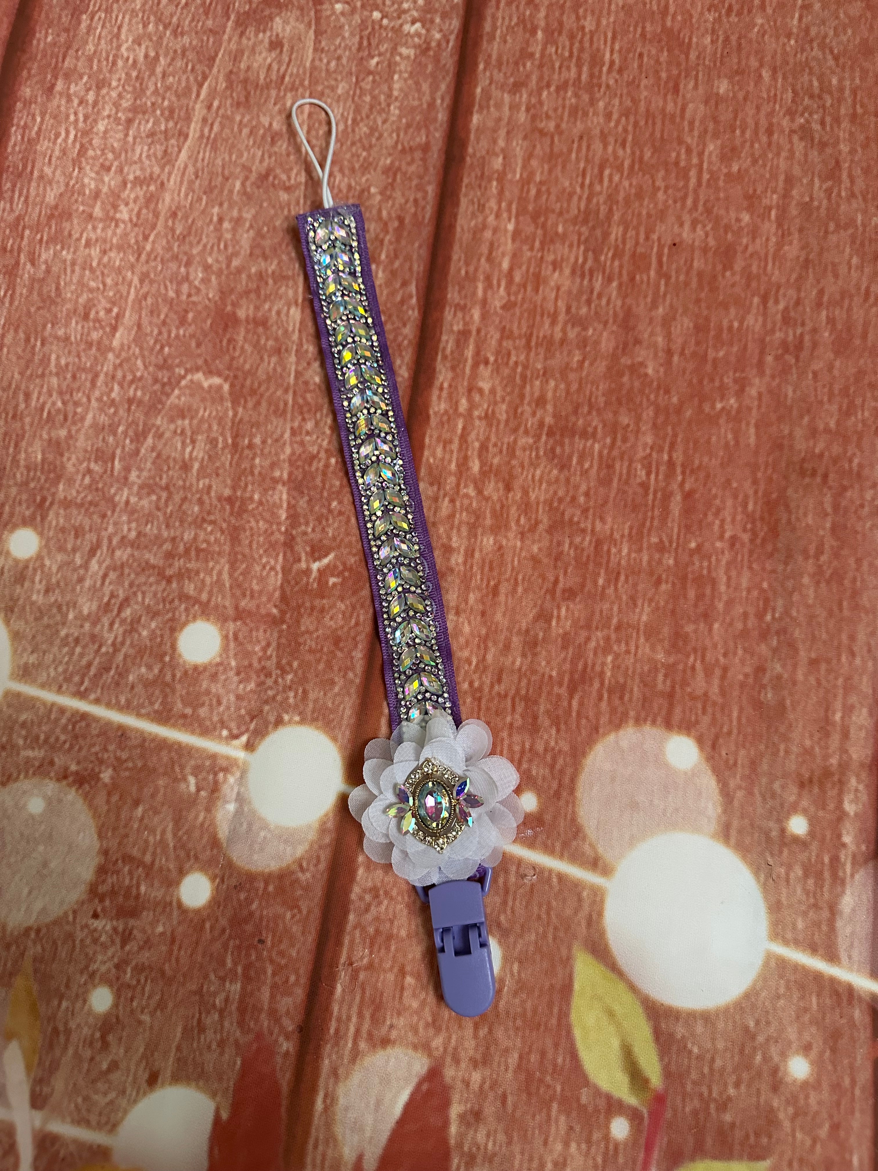 Baby pacifier clip