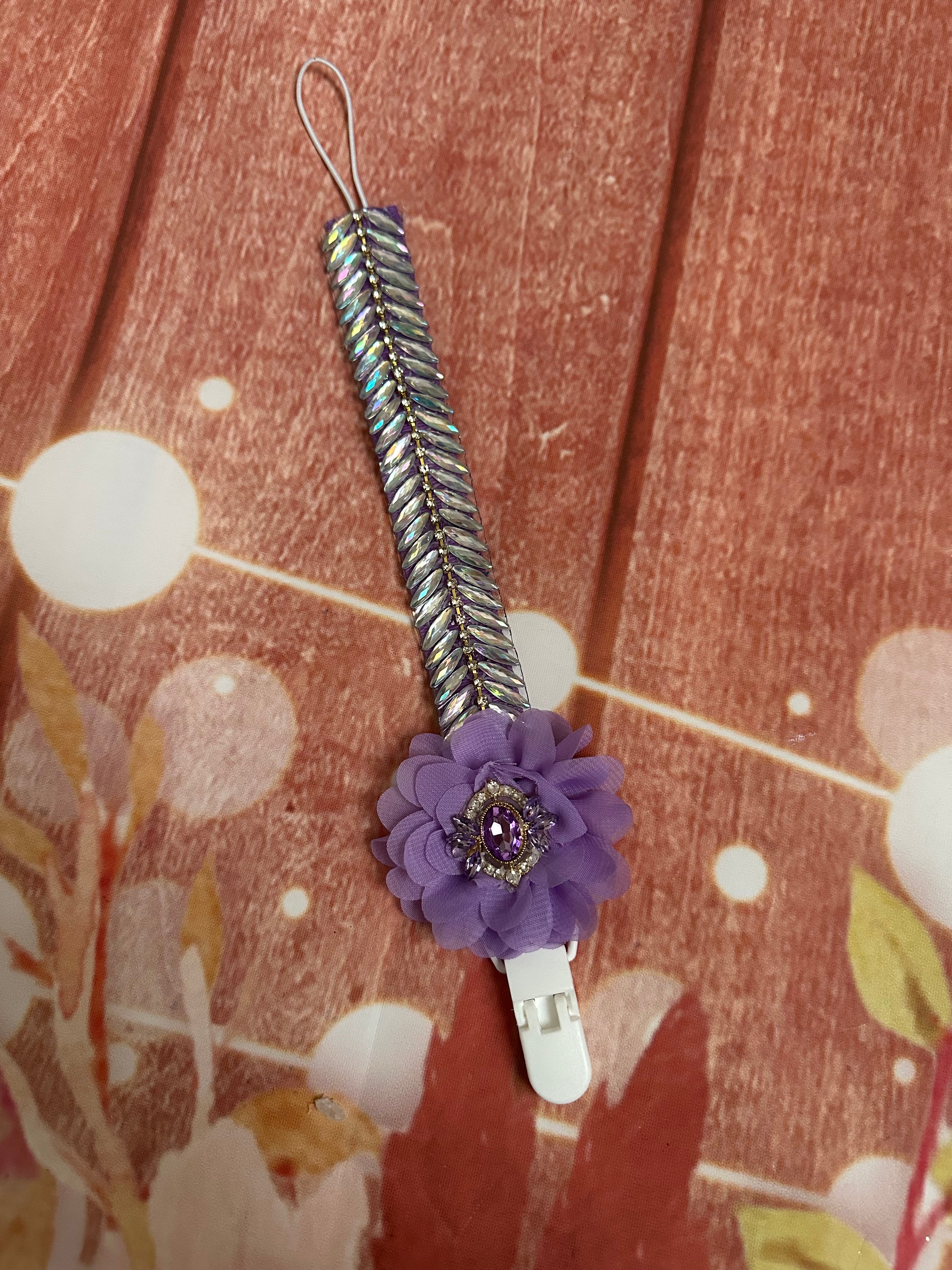 Baby pacifier clip