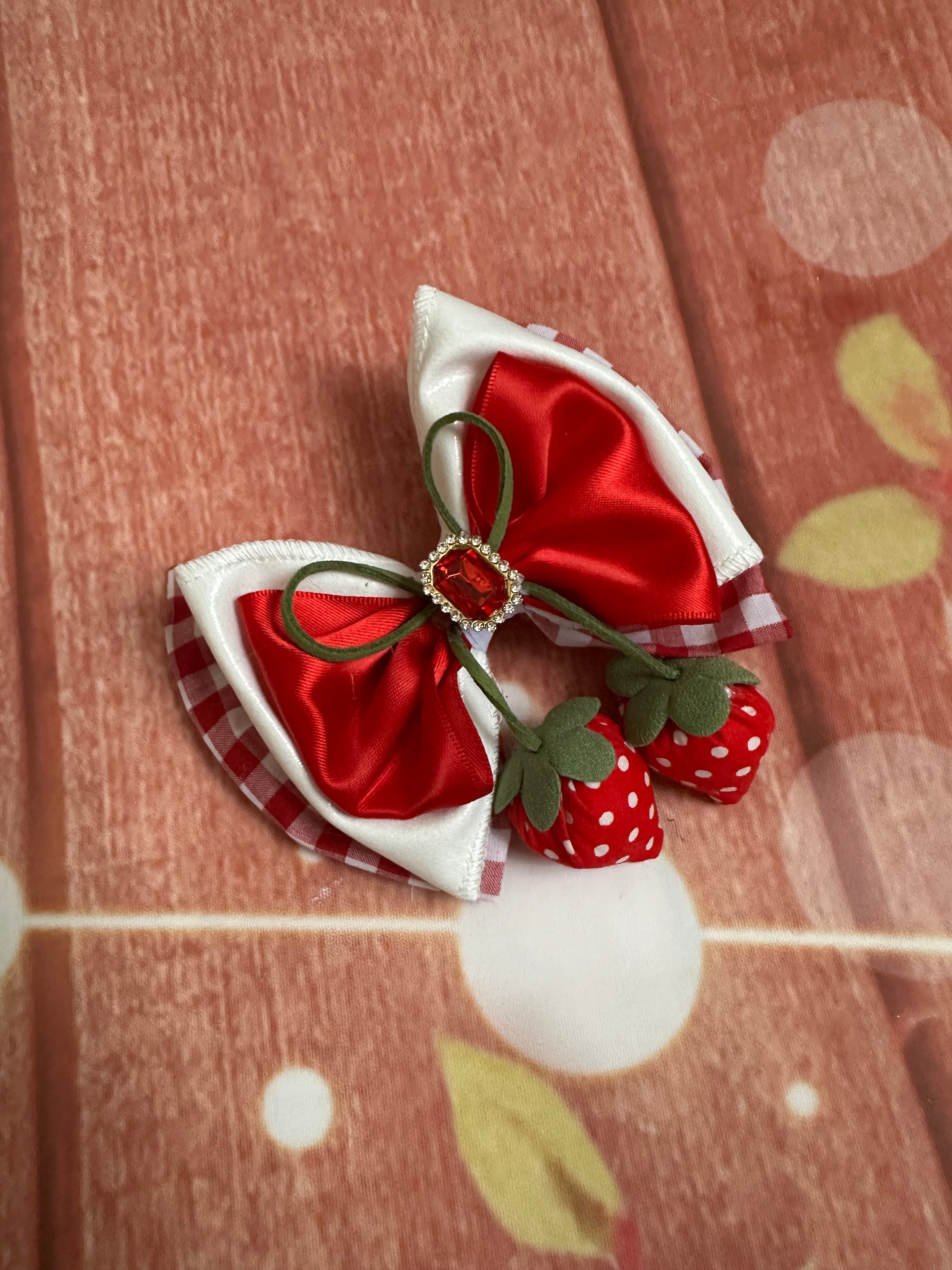 Xl piggy size strawberry clip