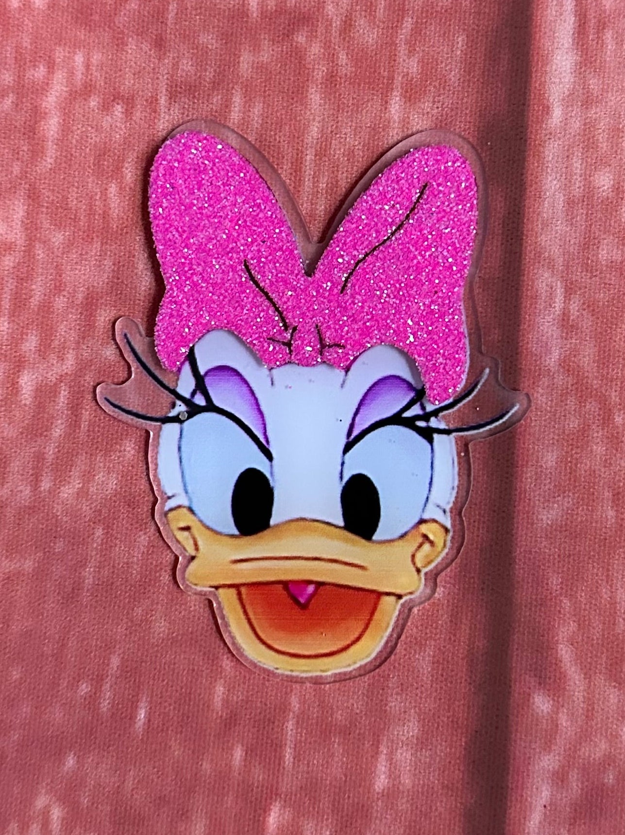 Velcro center Daisy Duck