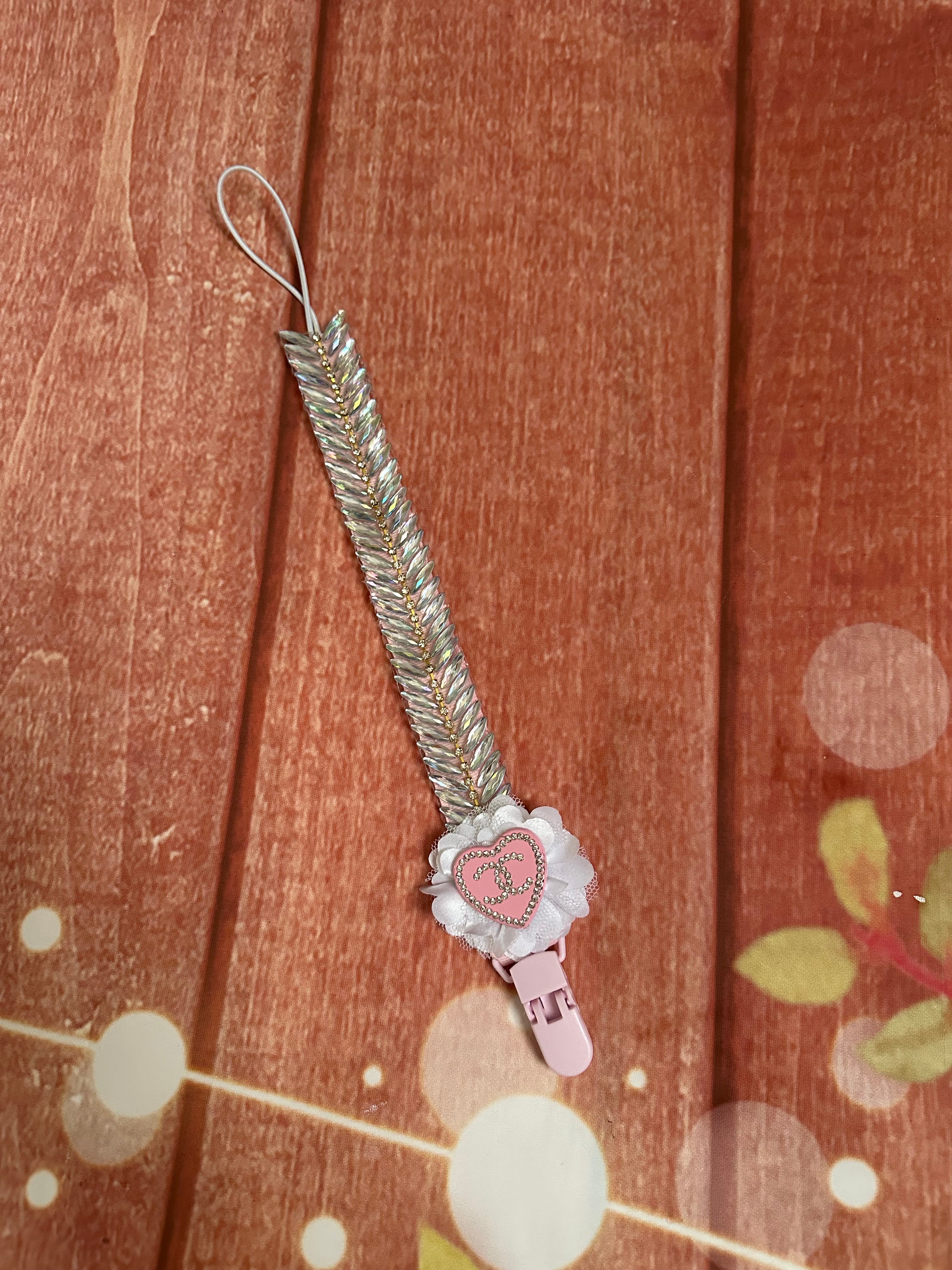 Baby pacifier clip