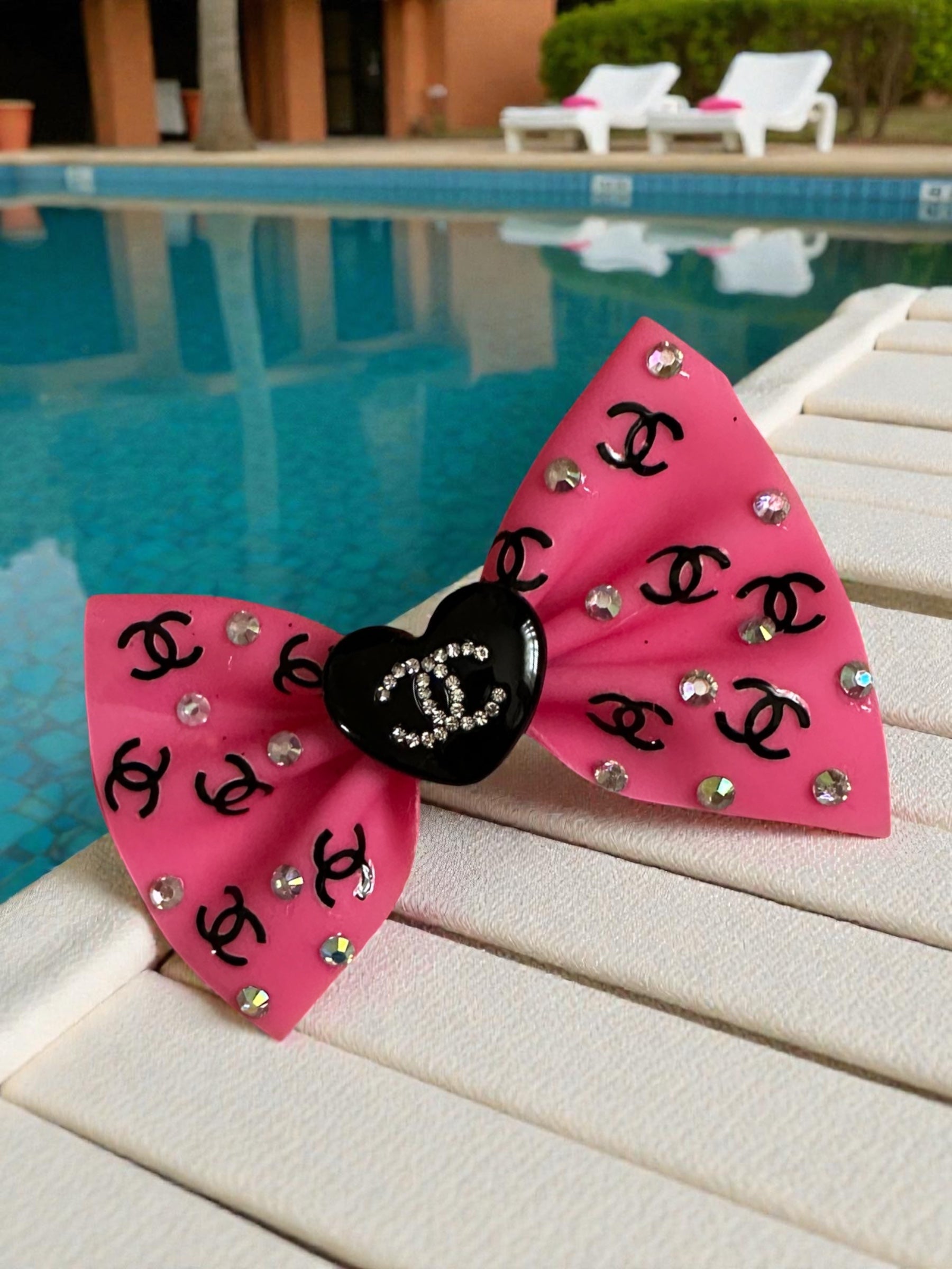 Piggy pool bow