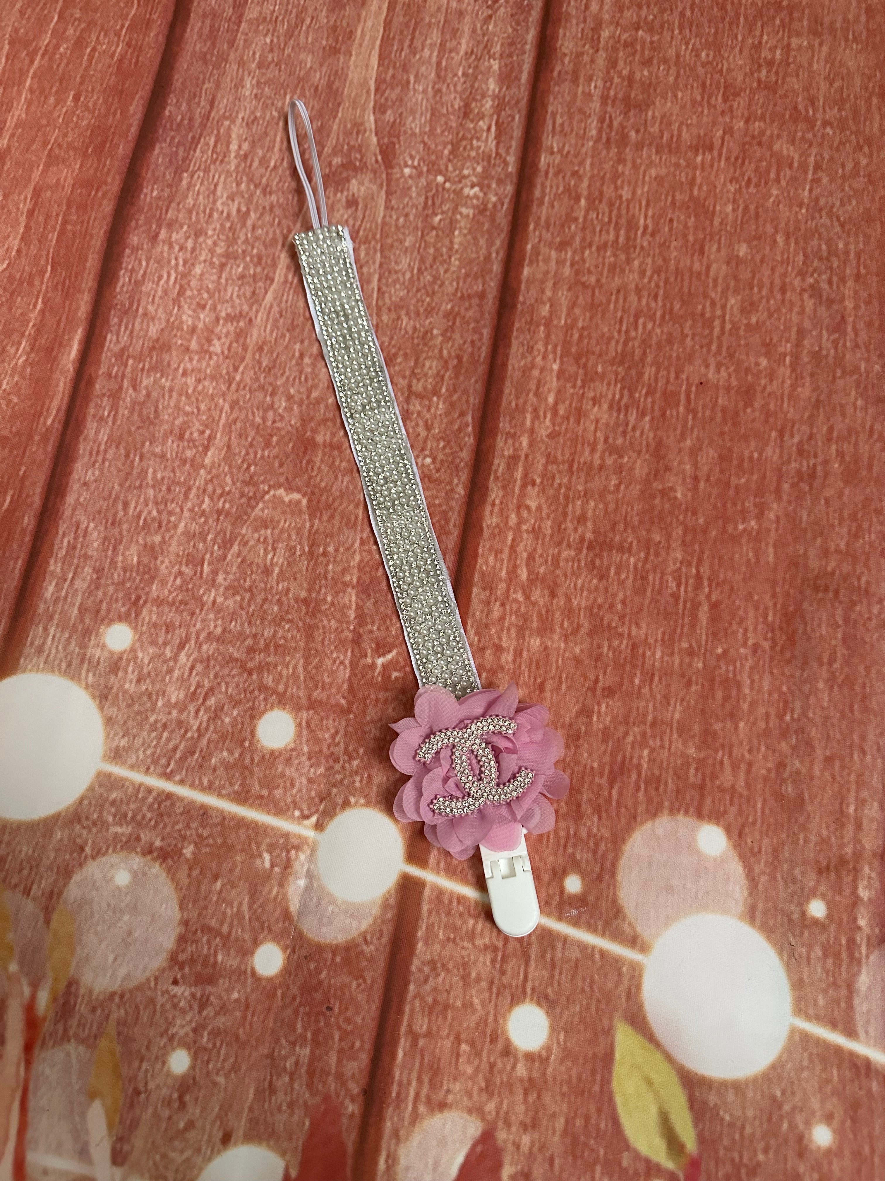Baby pacifier clip