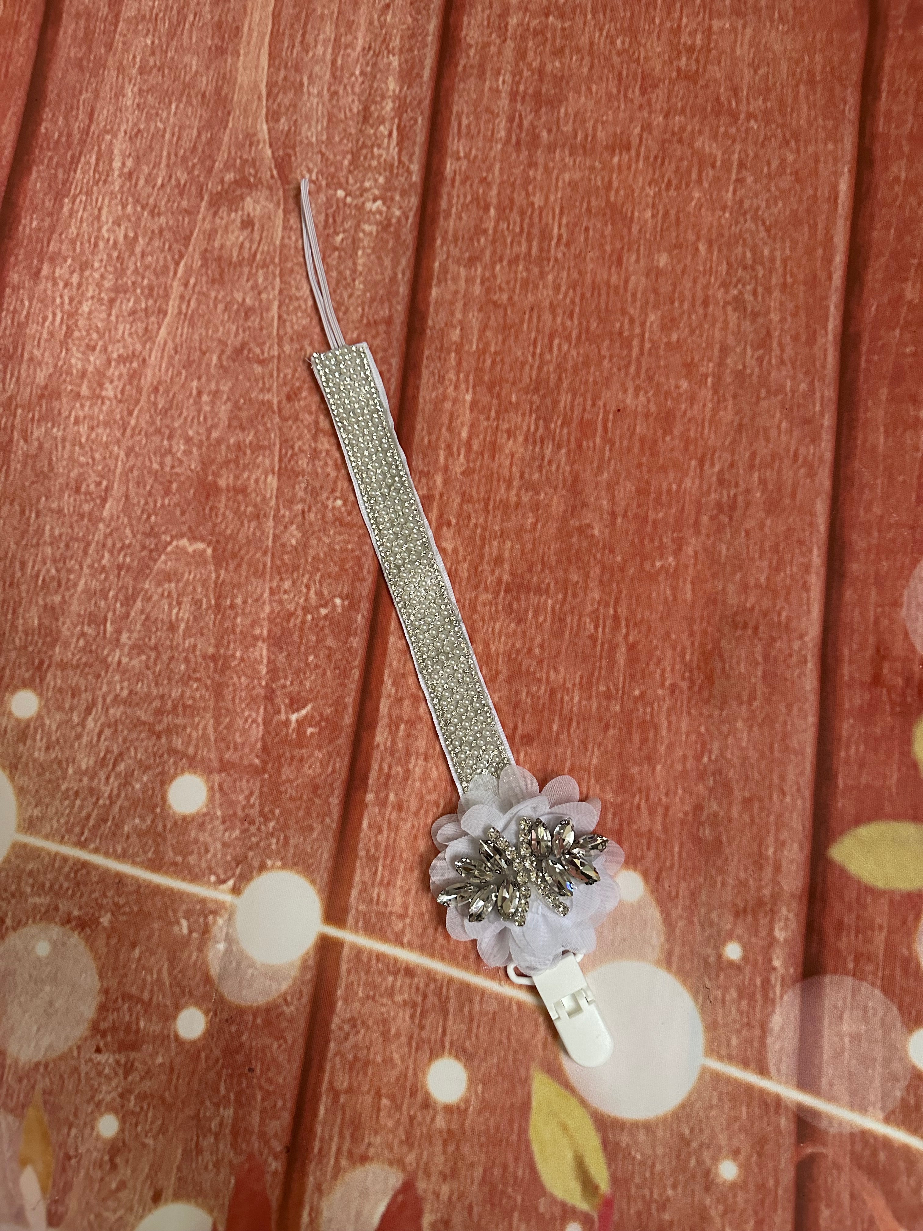 Baby pacifier clip