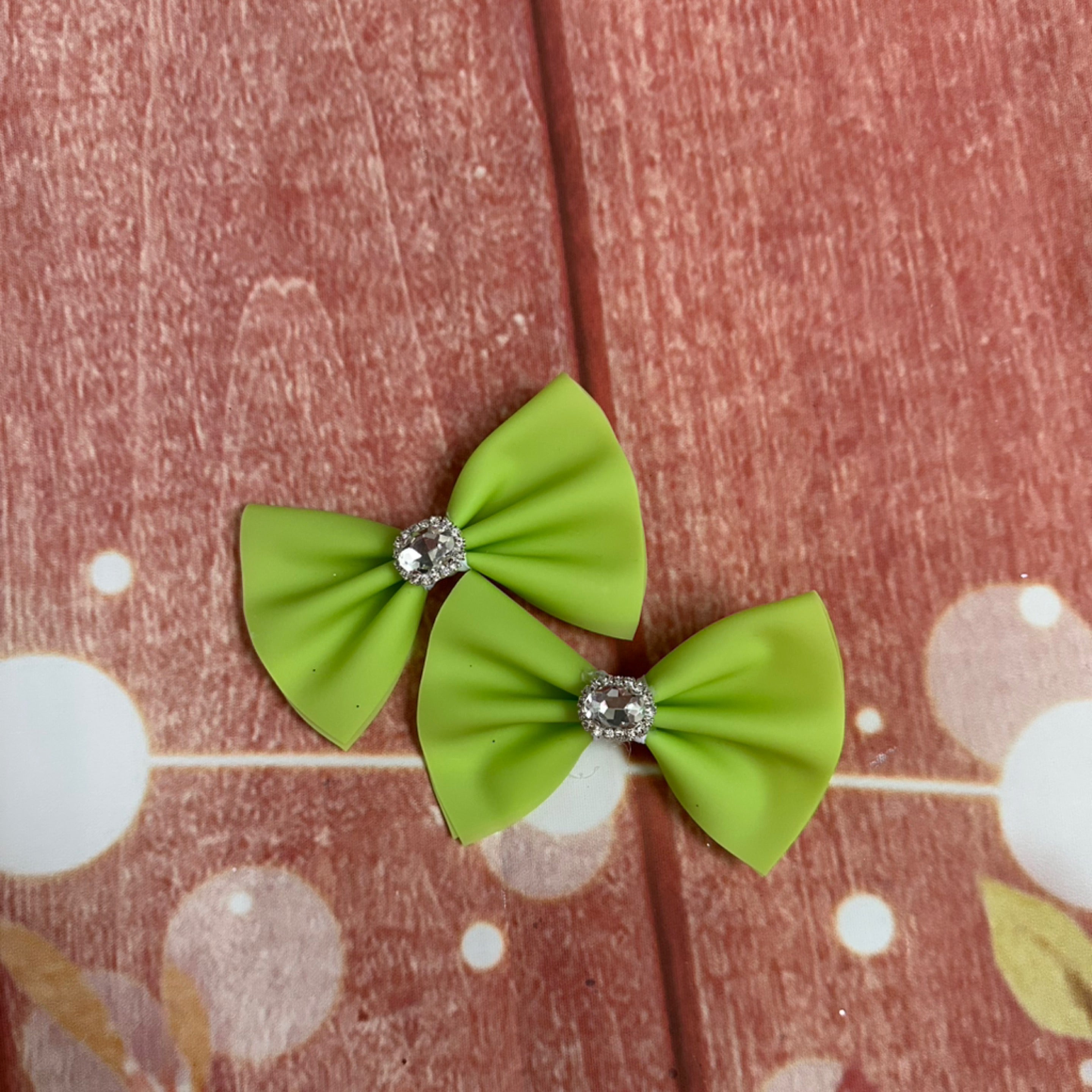 Piggy set pool bows