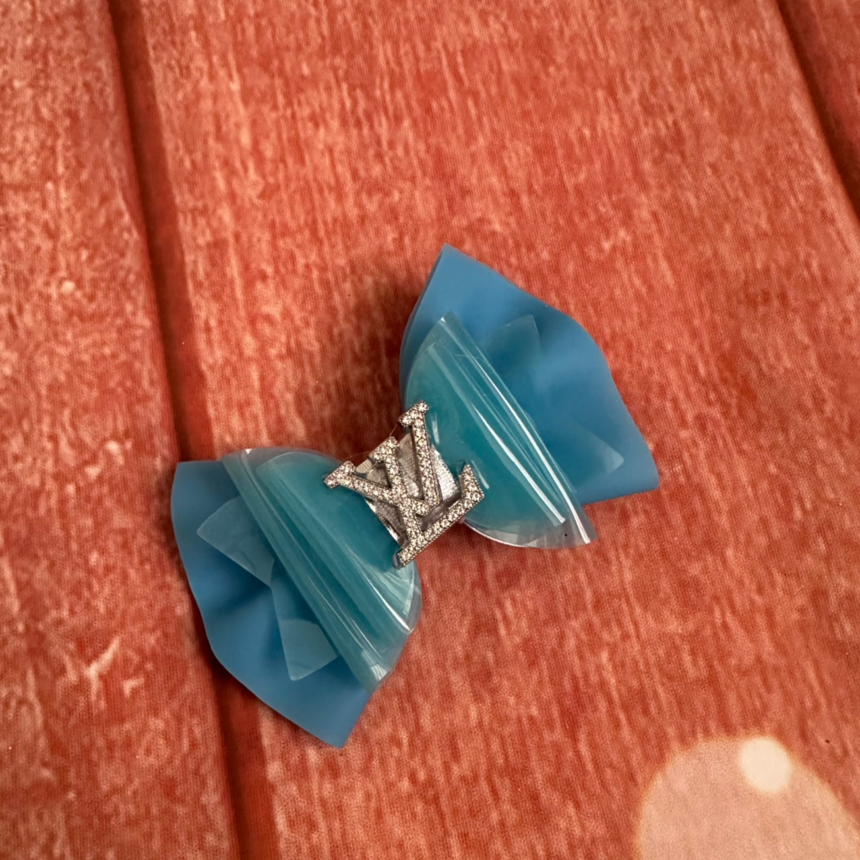 Lv pool bow piggy clip